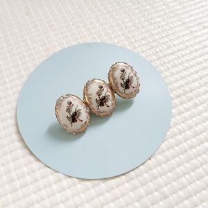 Vintage Porcelain Cabochon flower 3 dots Brooch, gold tone, mint, rare